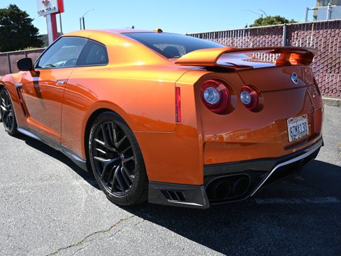 Used 2017 Nissan GT-R Premium AWD/4WD image 7