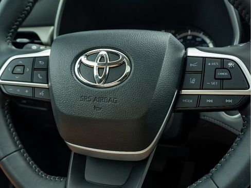 Used 2026 Toyota Highlander XLE AWD/4WD image 30