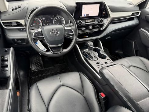 Certified 2024 Toyota Highlander XLE image 32