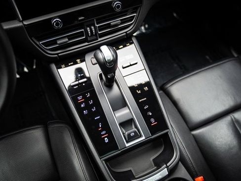 Used 2022 Porsche Macan S w/ Premium Package Plus image 40