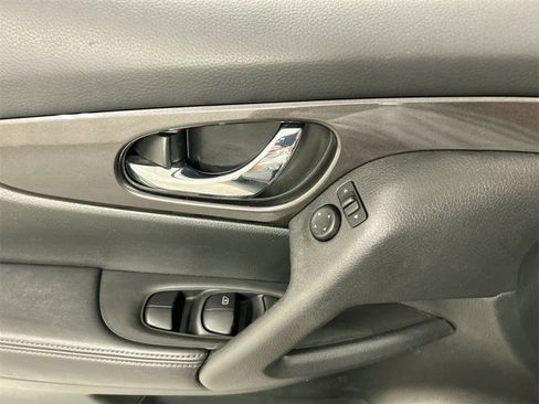 Used 2019 Nissan Rogue SV image 11