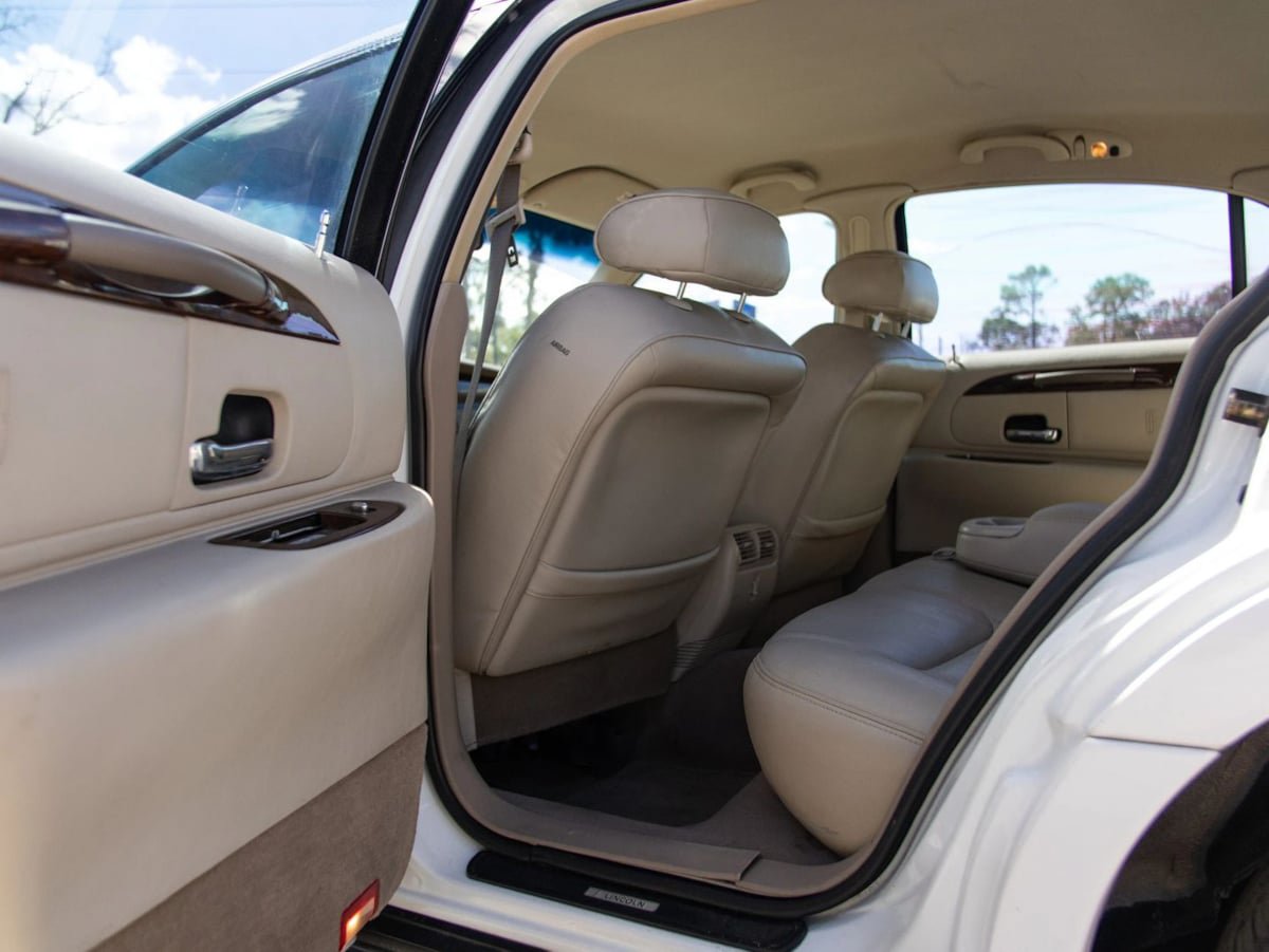 Used 2000 Lincoln Town Car Executive RWD image 24