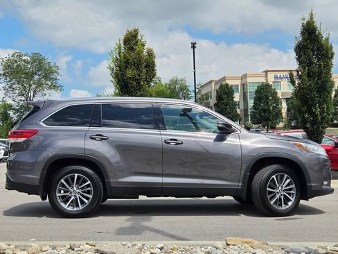 Used 2019 Toyota Highlander XLE AWD/4WD image 28