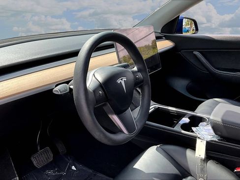 Used 2021 Tesla Model Y Long Range AWD/4WD image 17