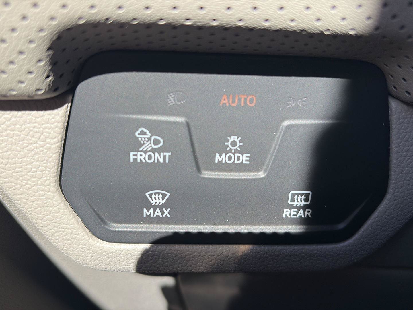 Used 2024 Volkswagen Atlas SE AWD/4WD image 12