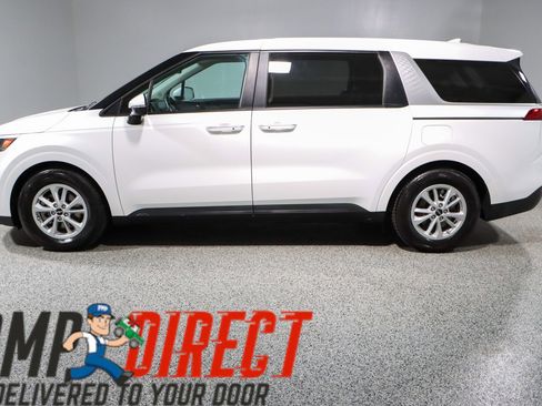 Used 2024 Kia Carnival LX image 10