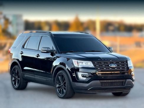 Used 2017 Ford Explorer XLT w/ Equipment Group 202A image 1