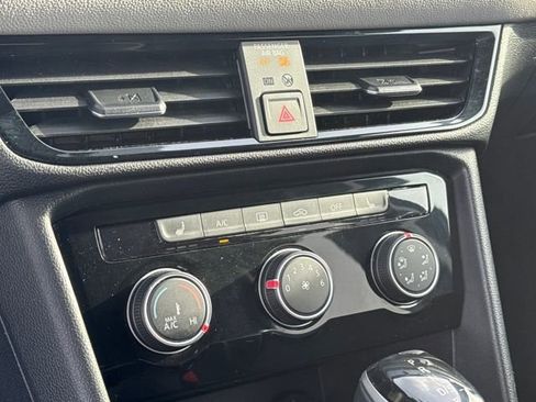 Used 2023 Volkswagen Taos SE image 19