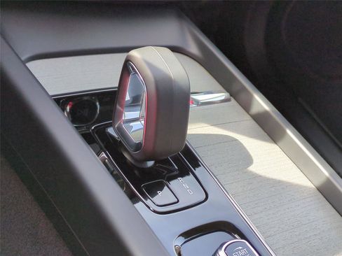 Certified 2025 Volvo XC60 B5 Plus image 13