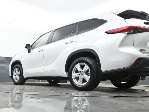 Used 2023 Toyota Highlander LE AWD/4WD image 12