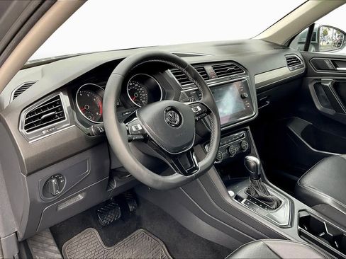 Used 2021 Volkswagen Tiguan SE image 16
