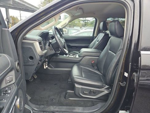 Used 2023 Ford Expedition XLT image 8