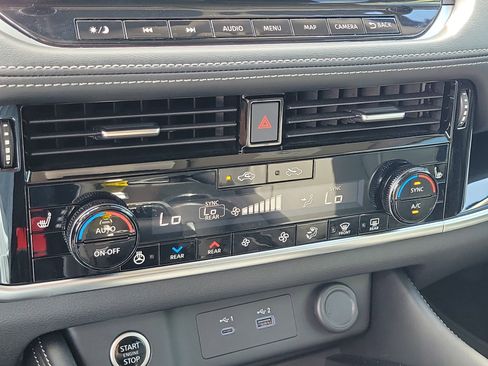 Used 2023 Nissan Rogue SL w/ SL Premium Package image 30