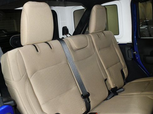 Used 2018 Jeep Wrangler Unlimited Sahara AWD/4WD image 18