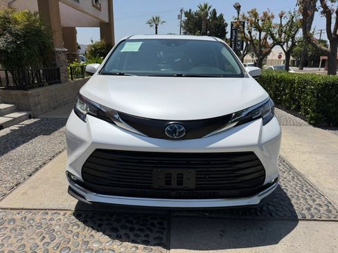 Used 2023 Toyota Sienna XLE FWD image 2