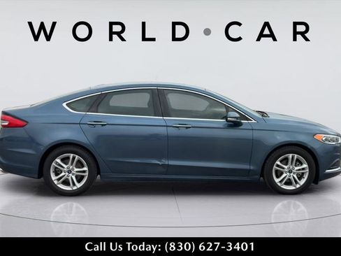 Used 2018 Ford Fusion SE w/ Fusion SE Technology Package image 2