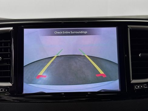 Used 2024 Chrysler Pacifica Touring-L FWD image 13
