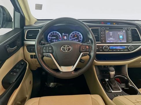 Used 2019 Toyota Highlander Limited Platinum FWD image 22