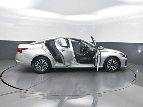 Used 2025 Nissan Altima 2.5 SV FWD image 31