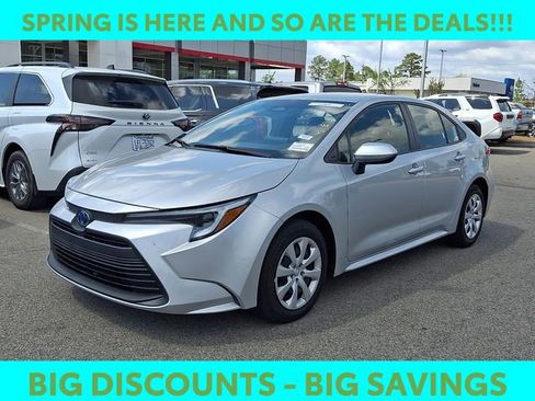 Used 2025 Toyota Corolla LE image 4