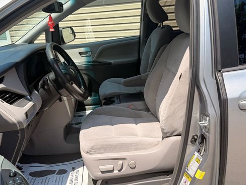 Used 2017 Toyota Sienna LE FWD image 13
