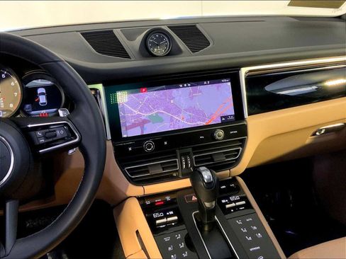 Certified 2023 Porsche Macan AWD/4WD image 16