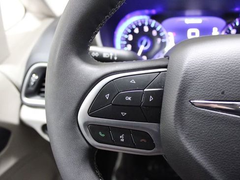 Used 2024 Chrysler Pacifica Touring-L image 25