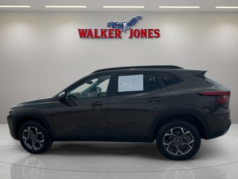 Used 2024 Chevrolet Trax LT w/ LT Convenience Package image 6