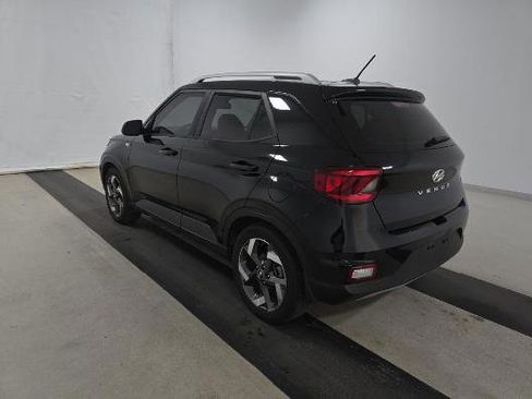 Used 2023 Hyundai Venue SEL FWD image 4
