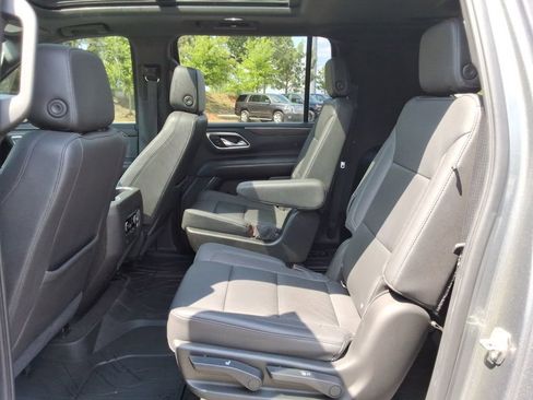 Used 2021 Chevrolet Suburban LT w/ LT Signature Package RWD image 19