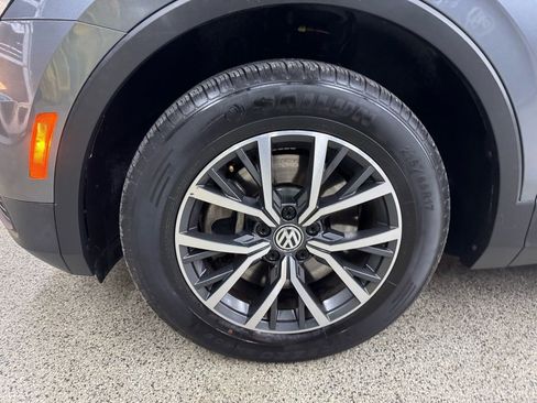 Used 2018 Volkswagen Tiguan SE w/ Panoramic Sunroof Package image 39