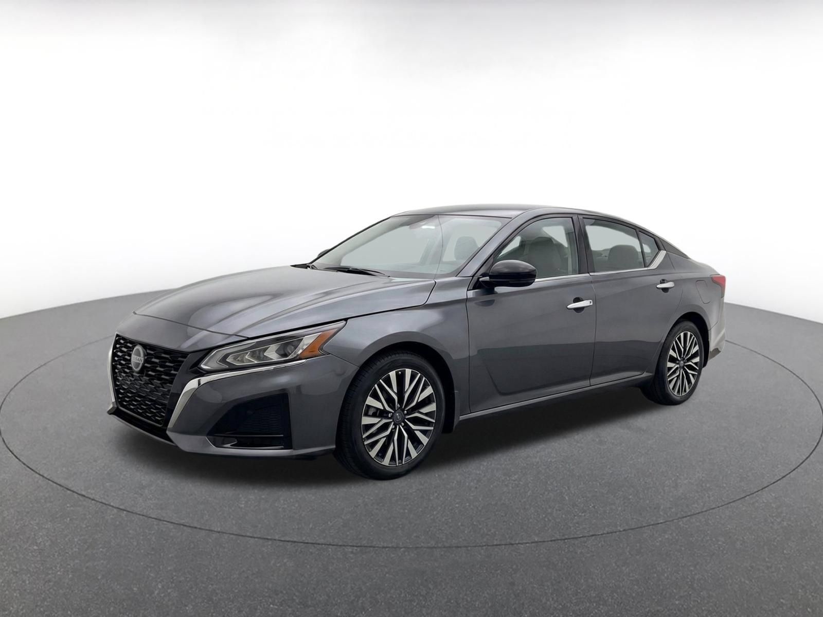 Used 2025 Nissan Altima 2.5 SV FWD image 3