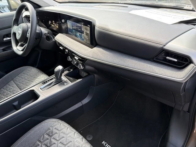 Used 2025 Nissan Kicks SV FWD image 11