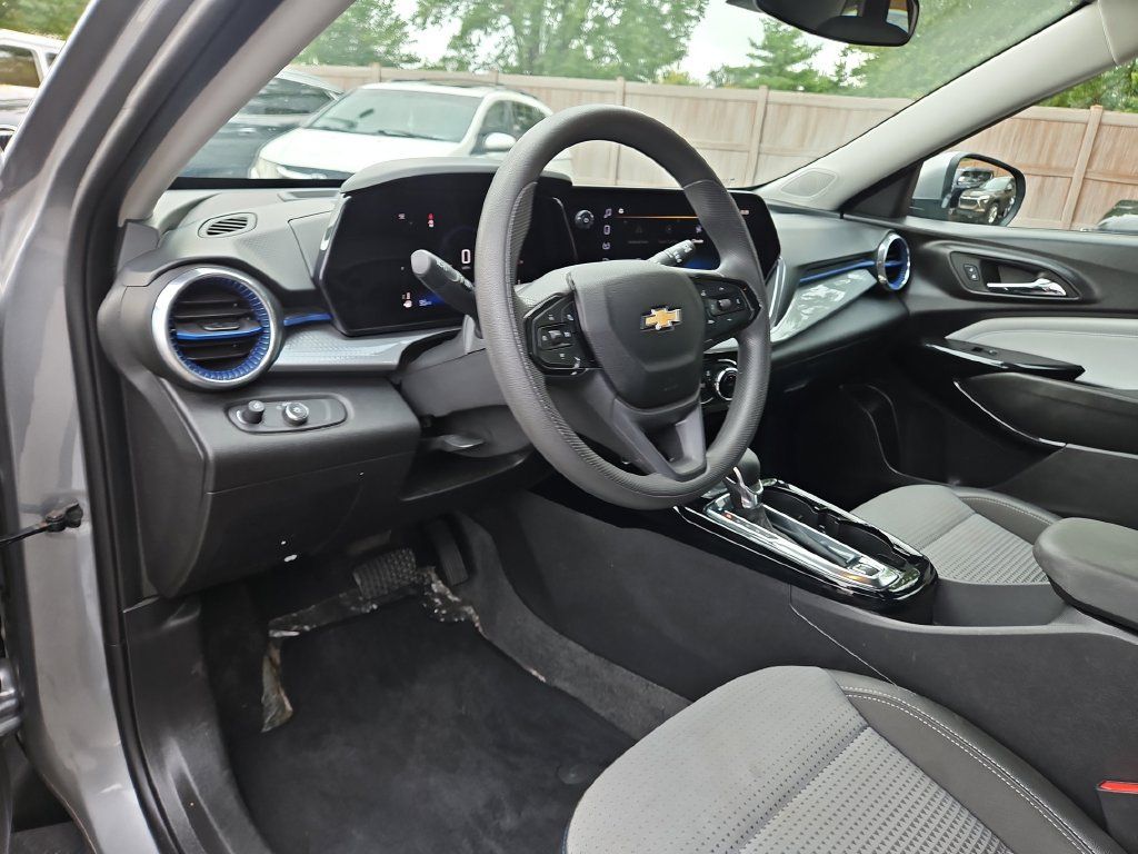 Used 2025 Chevrolet Trax LT FWD image 21