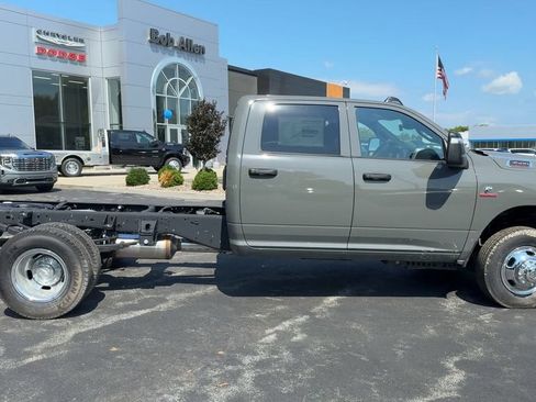 New 2026 RAM 3500 Tradesman w/ Chrome Appearance Group A AWD/4WD image 7