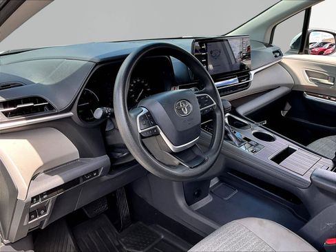 Used 2021 Toyota Sienna LE FWD image 17