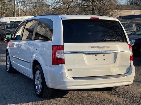 Used 2014 Chrysler Town & Country Touring image 6