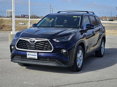 Used 2023 Toyota Highlander LE image 2
