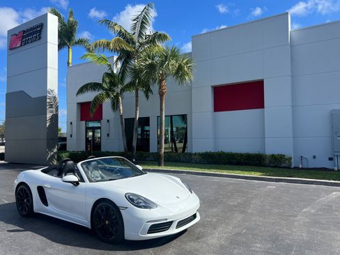 Used 2017 Porsche 718 Boxster image 1