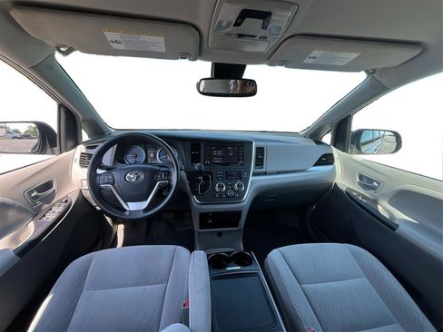 Used 2018 Toyota Sienna LE FWD image 23