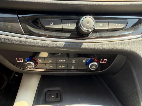 Used 2019 Buick Enclave Essence FWD image 28