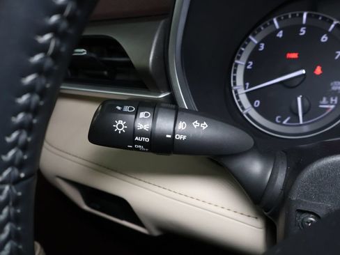 Used 2021 Toyota Highlander XLE AWD/4WD image 24