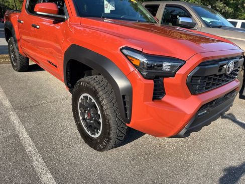 Used 2025 Toyota Tacoma TRD Off-Road AWD/4WD image 4