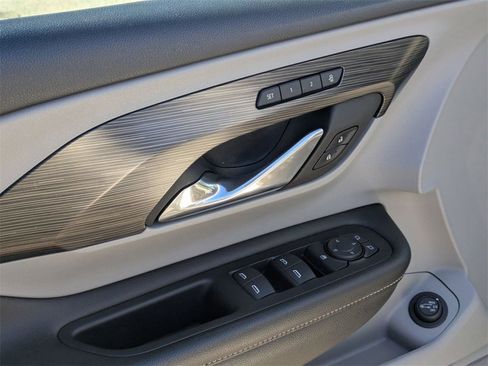 Used 2023 GMC Terrain SLT image 12