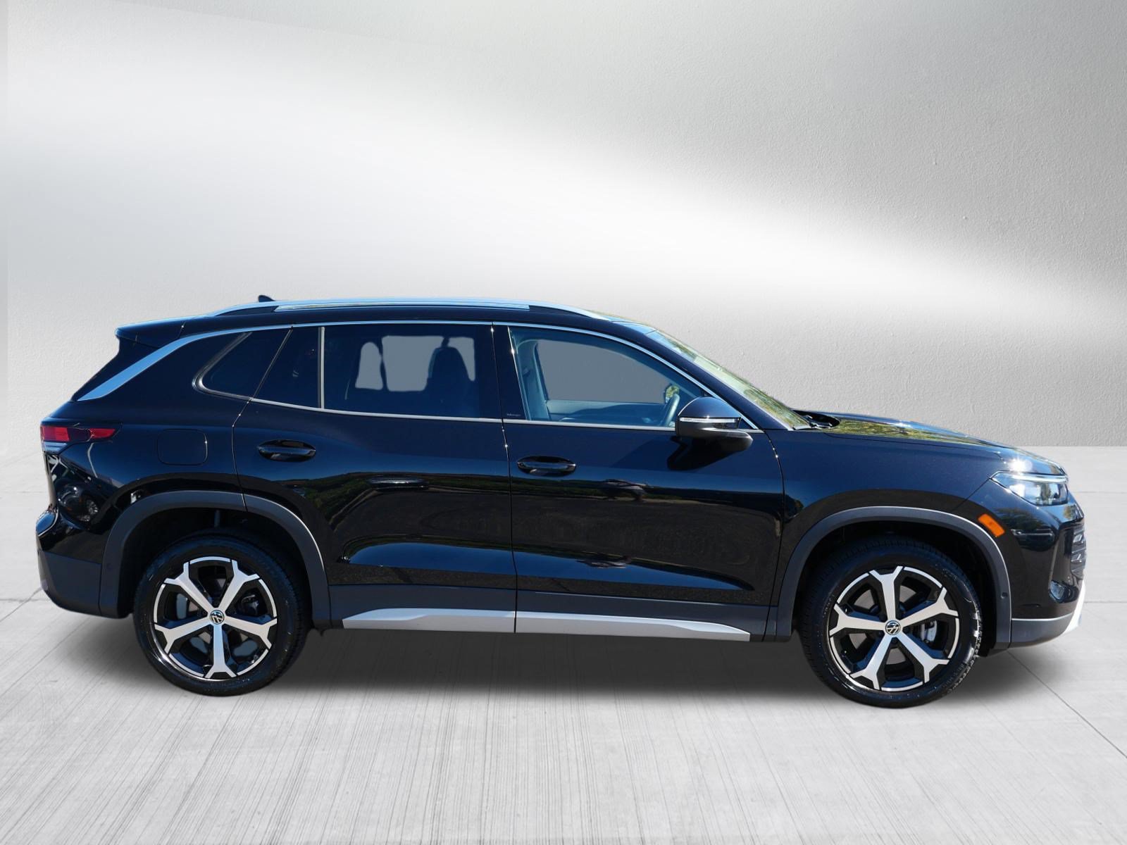Certified 2025 Volkswagen Tiguan SE AWD/4WD image 8