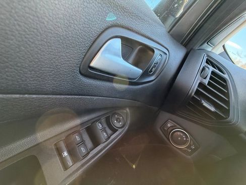 Used 2017 Ford Escape SE image 27