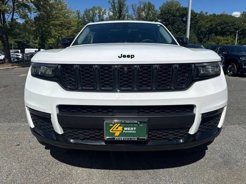 Used 2023 Jeep Grand Cherokee L Limited w/ Luxury Tech Group II AWD/4WD image 2