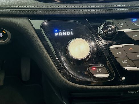 Used 2025 Chrysler Pacifica Select image 24