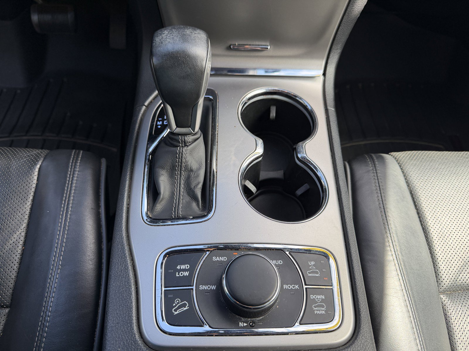 Used 2019 Jeep Grand Cherokee Overland AWD/4WD image 24