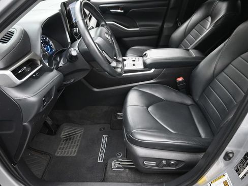 Used 2023 Toyota Highlander XLE AWD/4WD image 17